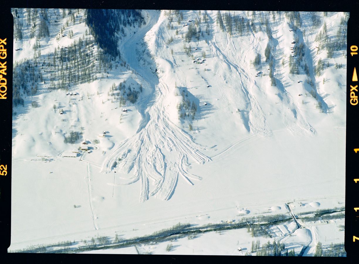 Die Nidertalbachlawine hat zwischen Ulrichen und Wiler die Kantonsstrasse verschüttet. Schön sichtbar ist das ’Fingering’, welches bei in Auslaufgebieten nassen Lawinen oft beobachtet wird. Aufnahmerichtung: SSE, 26. 02. 1999, 16:05; Titel der Aufnahme: LISCHE, ULRICHEN; Goms, Wallis Kameramodell: Expression 11000XL